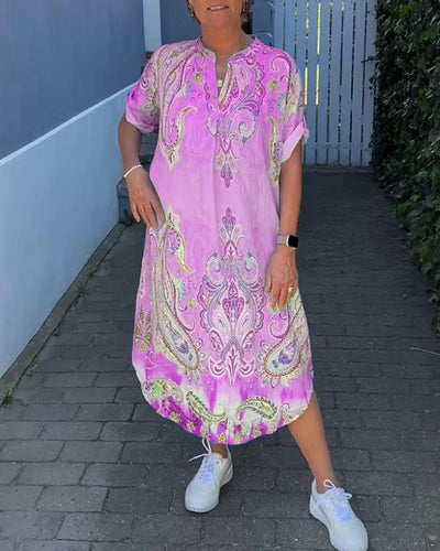 Kleid mit V-Ausschnitt und umgeschlagenen Ärmeln