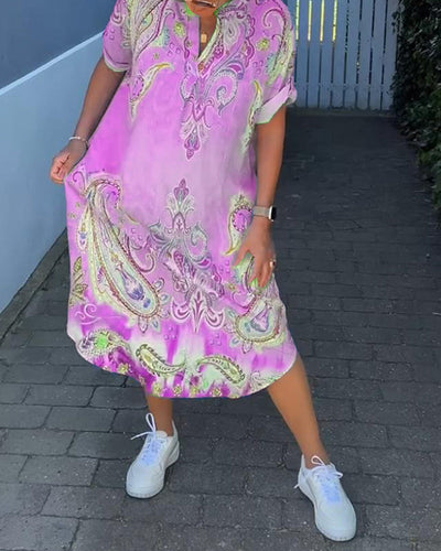 Kleid mit V-Ausschnitt und umgeschlagenen Ärmeln